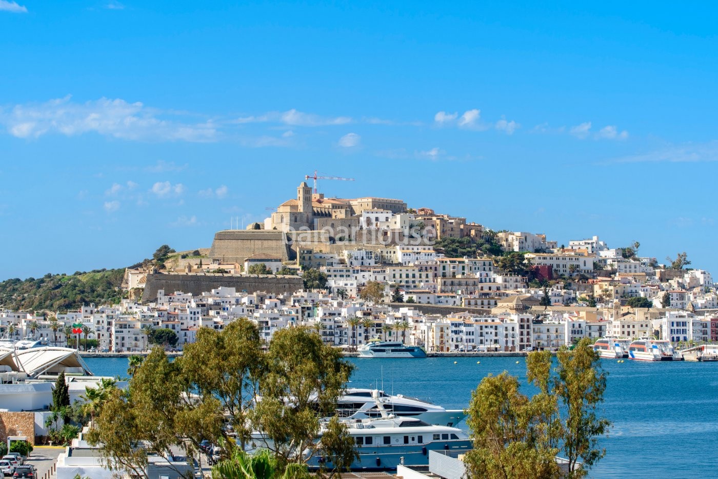 Elegante Wohnung mit freiem Blick auf Dalt Vila und das Meer