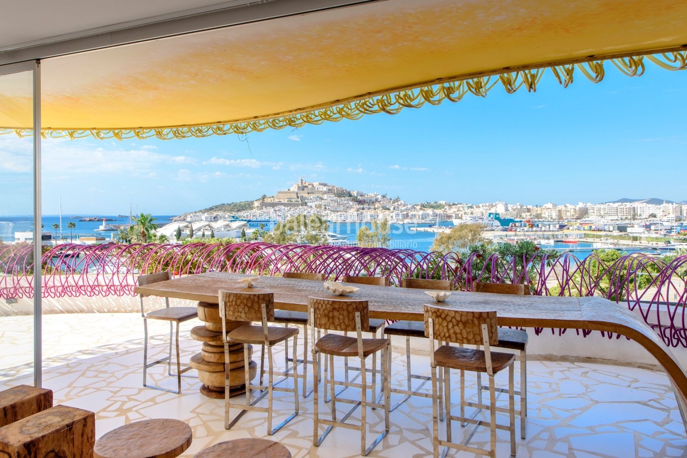 Elegante apartamento con vistas abiertas a Dalt Vila y al mar