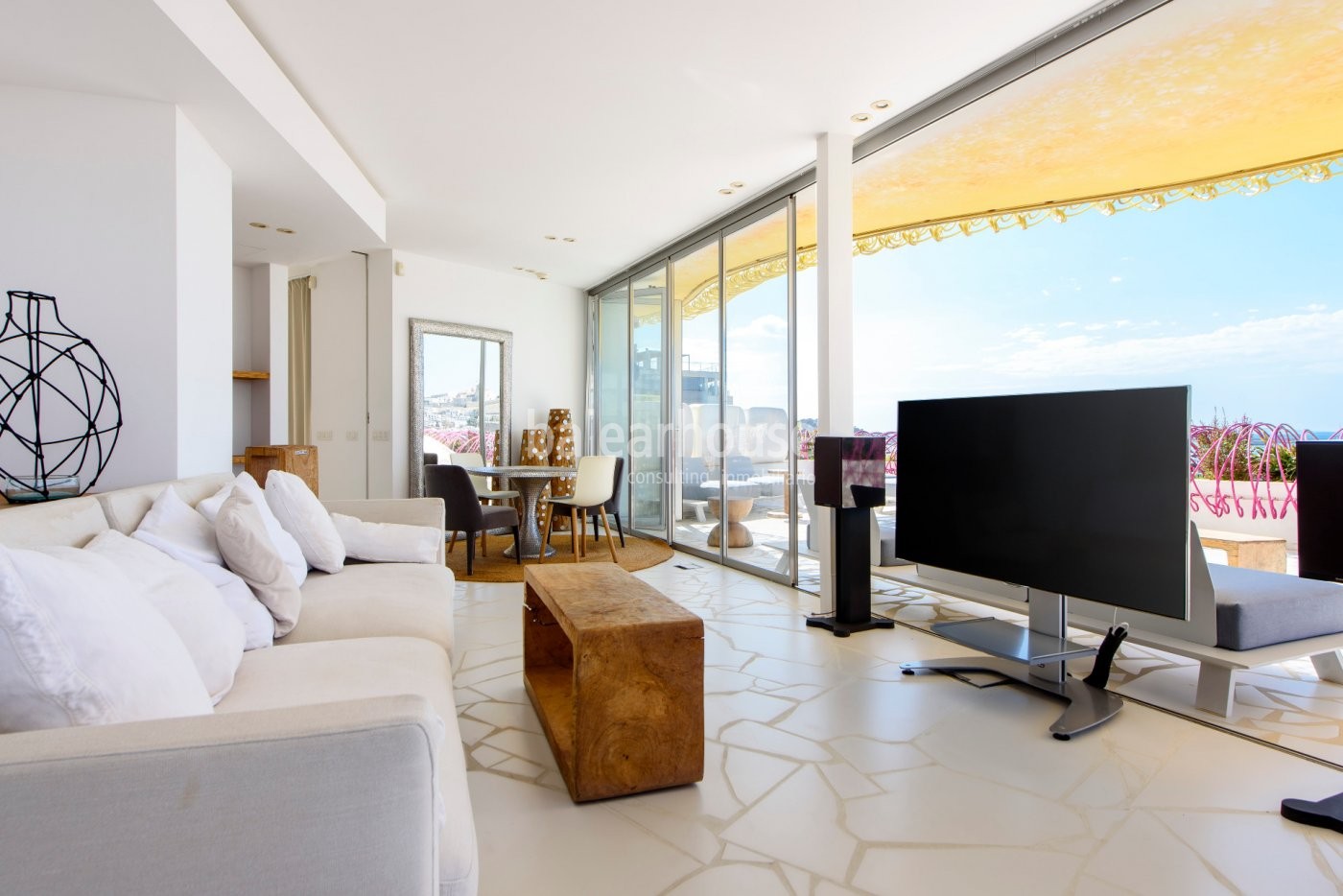 Elegante apartamento con vistas abiertas a Dalt Vila y al mar