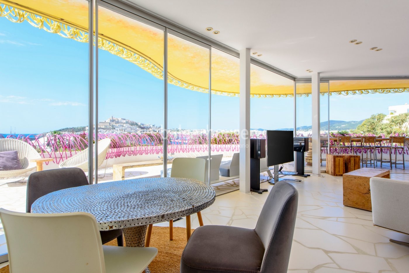 Elegante Wohnung mit freiem Blick auf Dalt Vila und das Meer