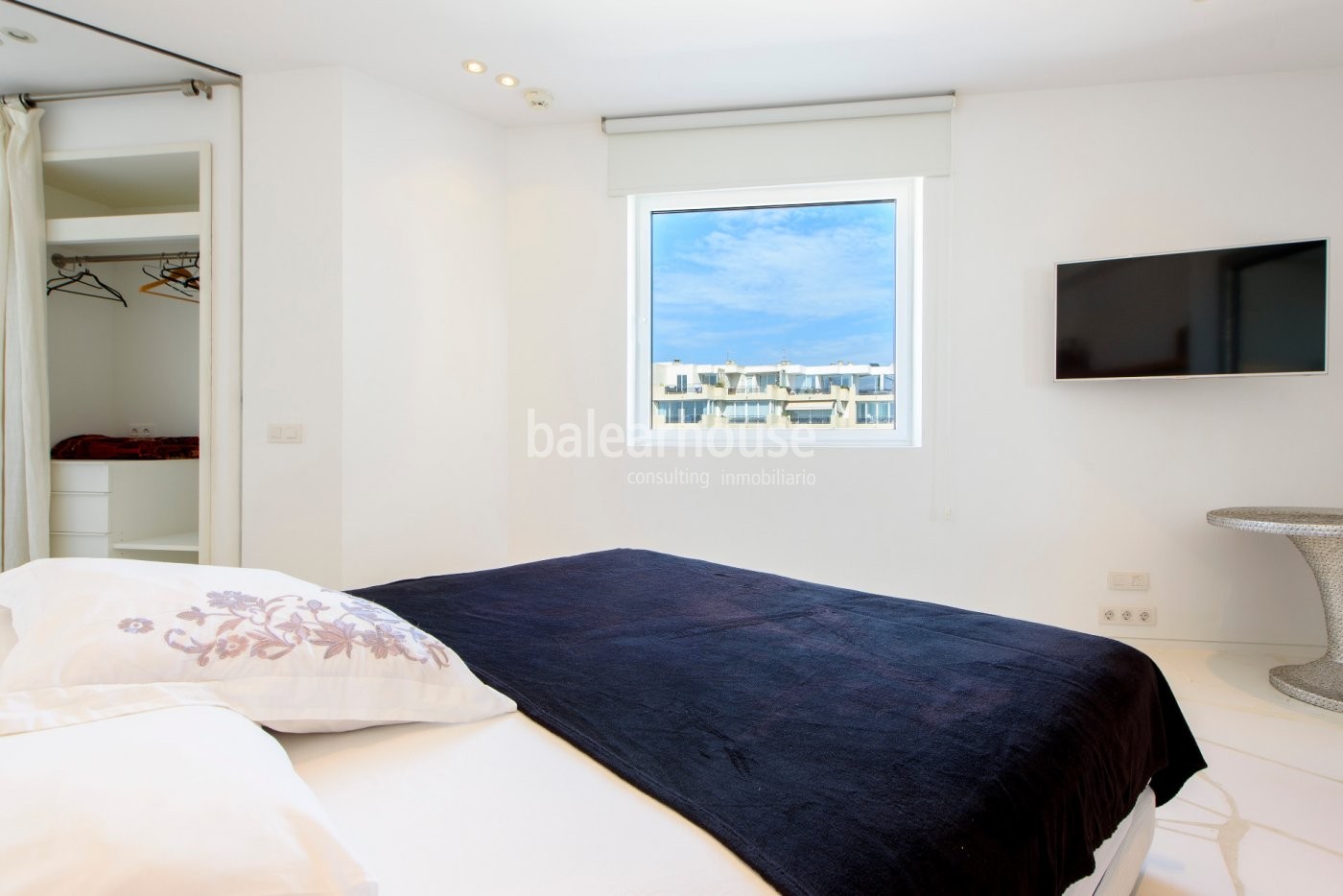 Elegante Wohnung mit freiem Blick auf Dalt Vila und das Meer