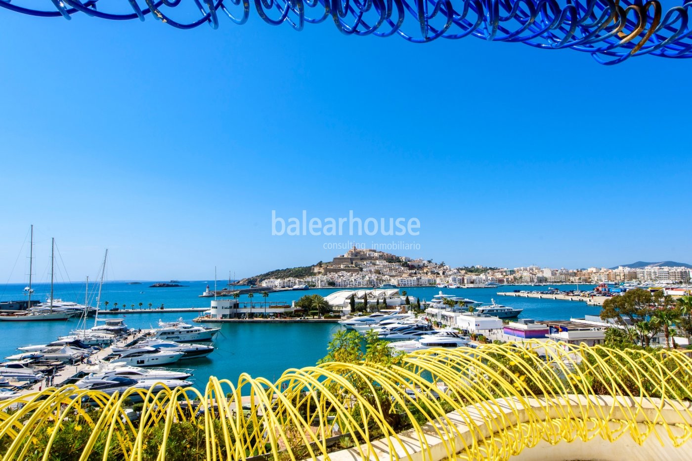 Luxuriöses Penthouse mit spektakulärem Blick auf Dalt Vila, das Meer und den Hafen