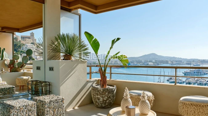 Komplett renoviertes Penthouse mit unglaublichem Blick auf den Hafen und Dalt Vila in Ibiza-Stadt