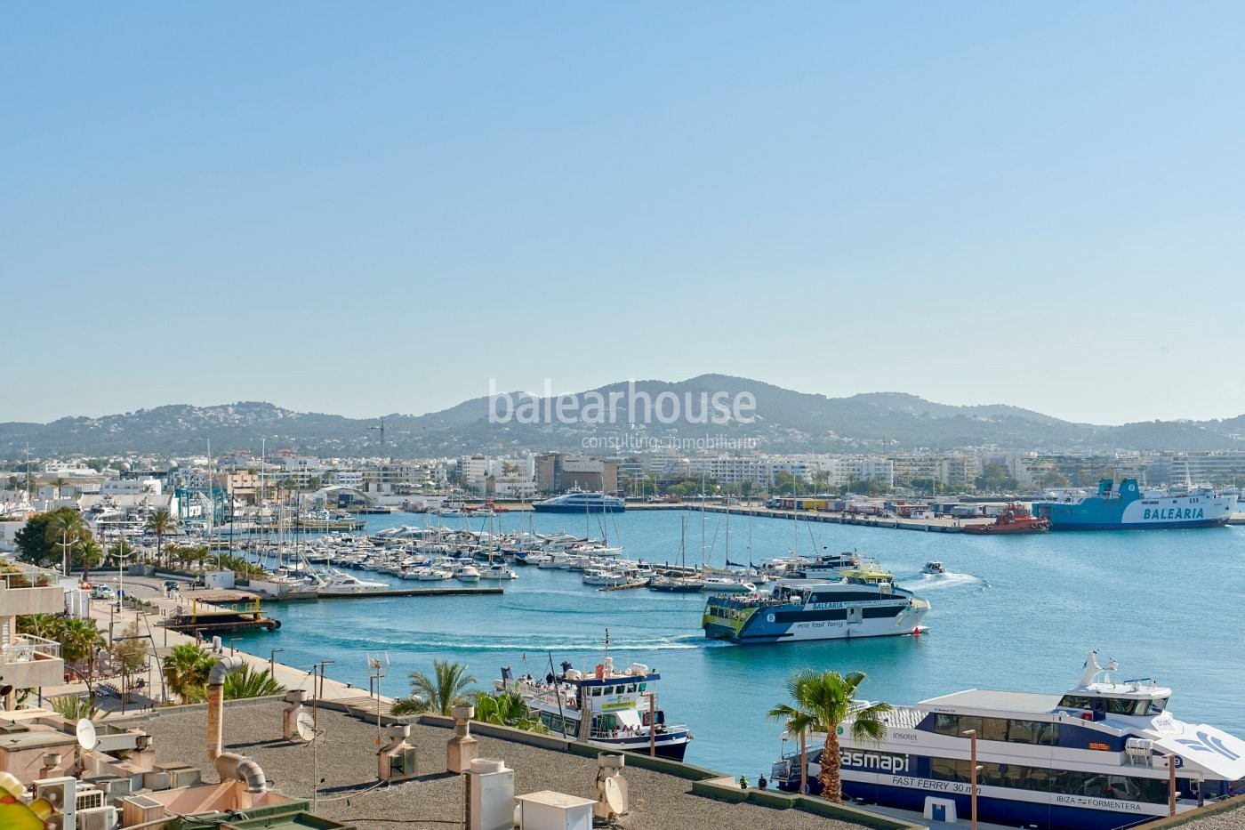 Ático totalmente renovado con increíbles vistas al puerto y a Dalt Vila en Ibiza ciudad