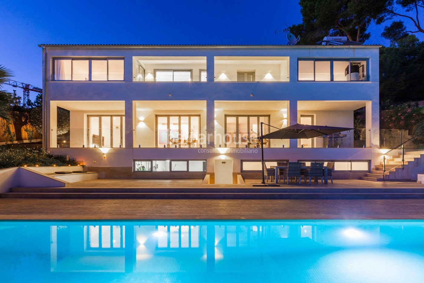 Excelente reforma de esta villa en Costa d'en Blanes con piscina, jardín y bonitas vistas al mar.