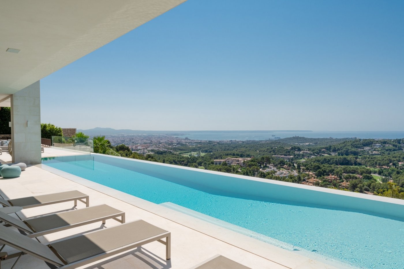 Espectacular villa de diseño en Son Vida que se abre a las mejores vistas al mar y a la ciudad.