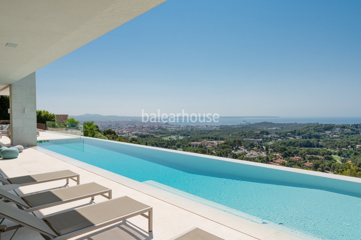 Spectacular designer villa in Son Vida that opens up to the best views of the sea and the city.