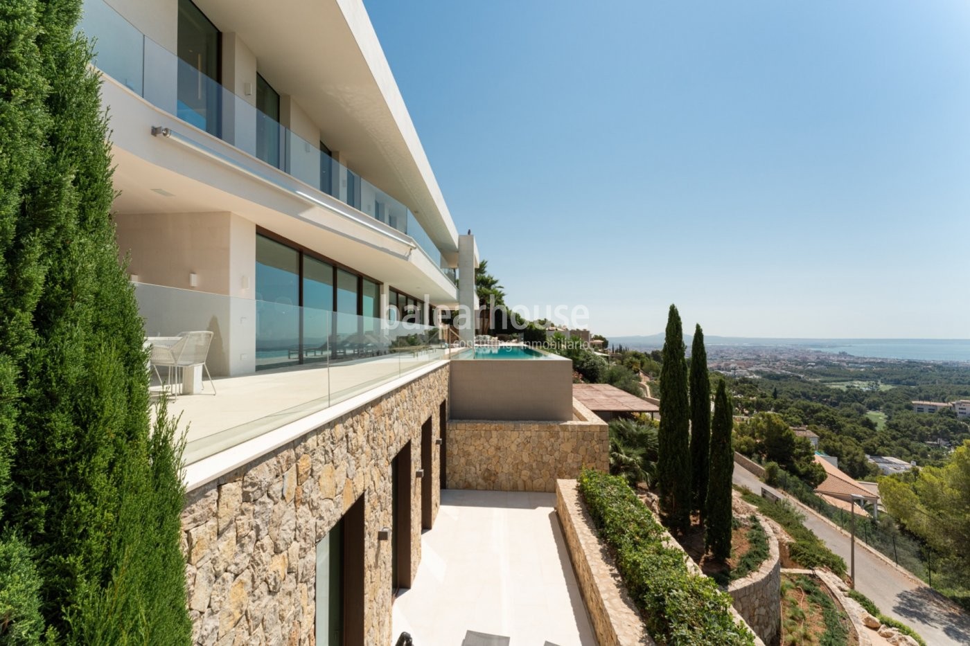 Espectacular villa de diseño en Son Vida que se abre a las mejores vistas al mar y a la ciudad.