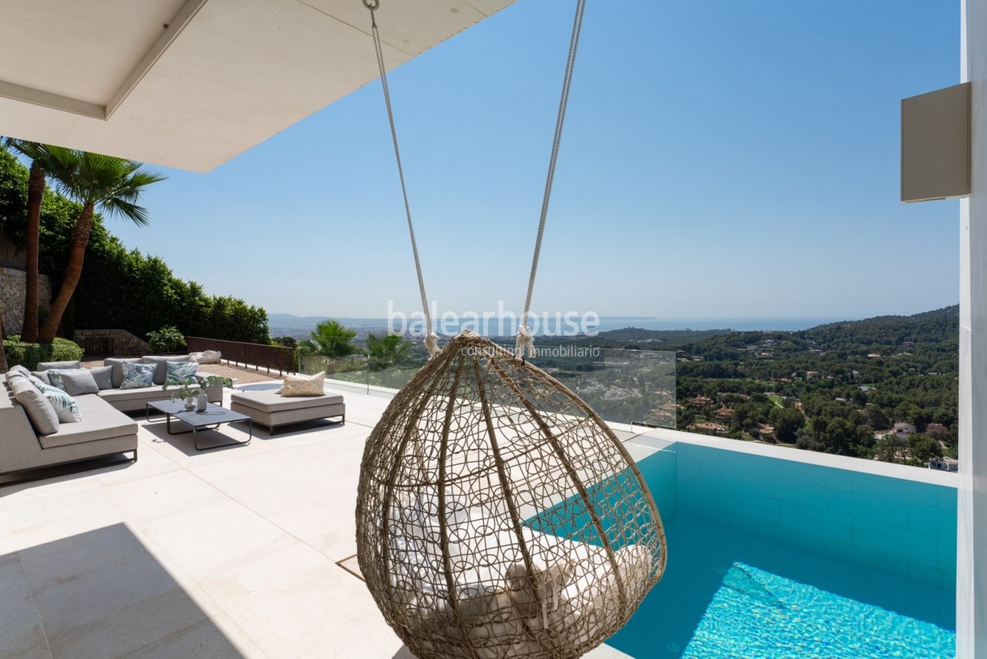 Spectacular designer villa in Son Vida that opens up to the best views of the sea and the city.