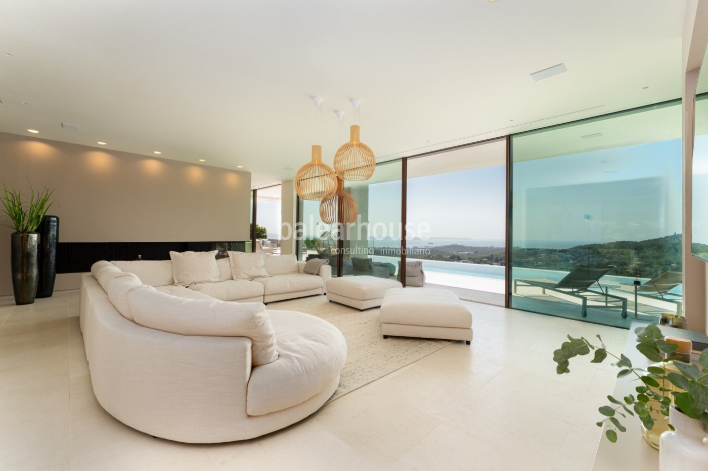 Spectacular designer villa in Son Vida that opens up to the best views of the sea and the city.