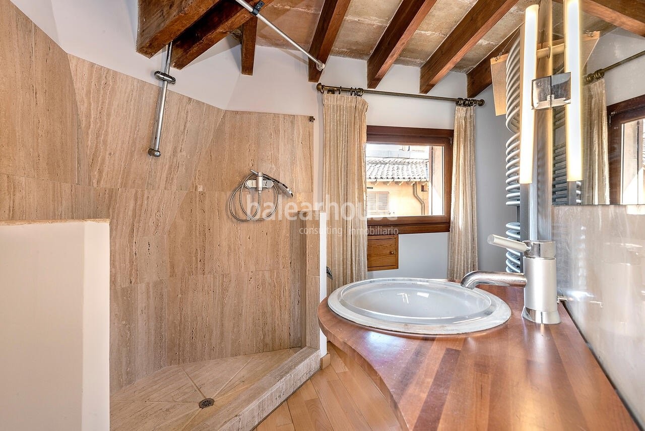 Excellent penthouse located in the historic centre of Palma with large terrace and views of the city