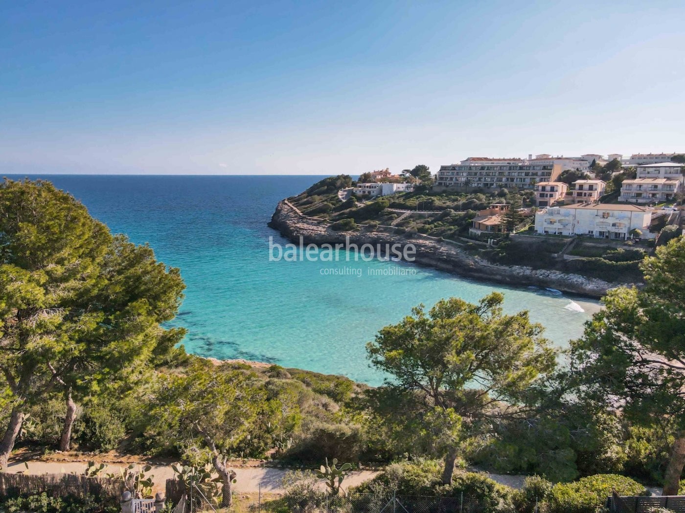 Innovative neu gebaute Villa direkt am Meer am idyllischen Strand von Cala Mandía