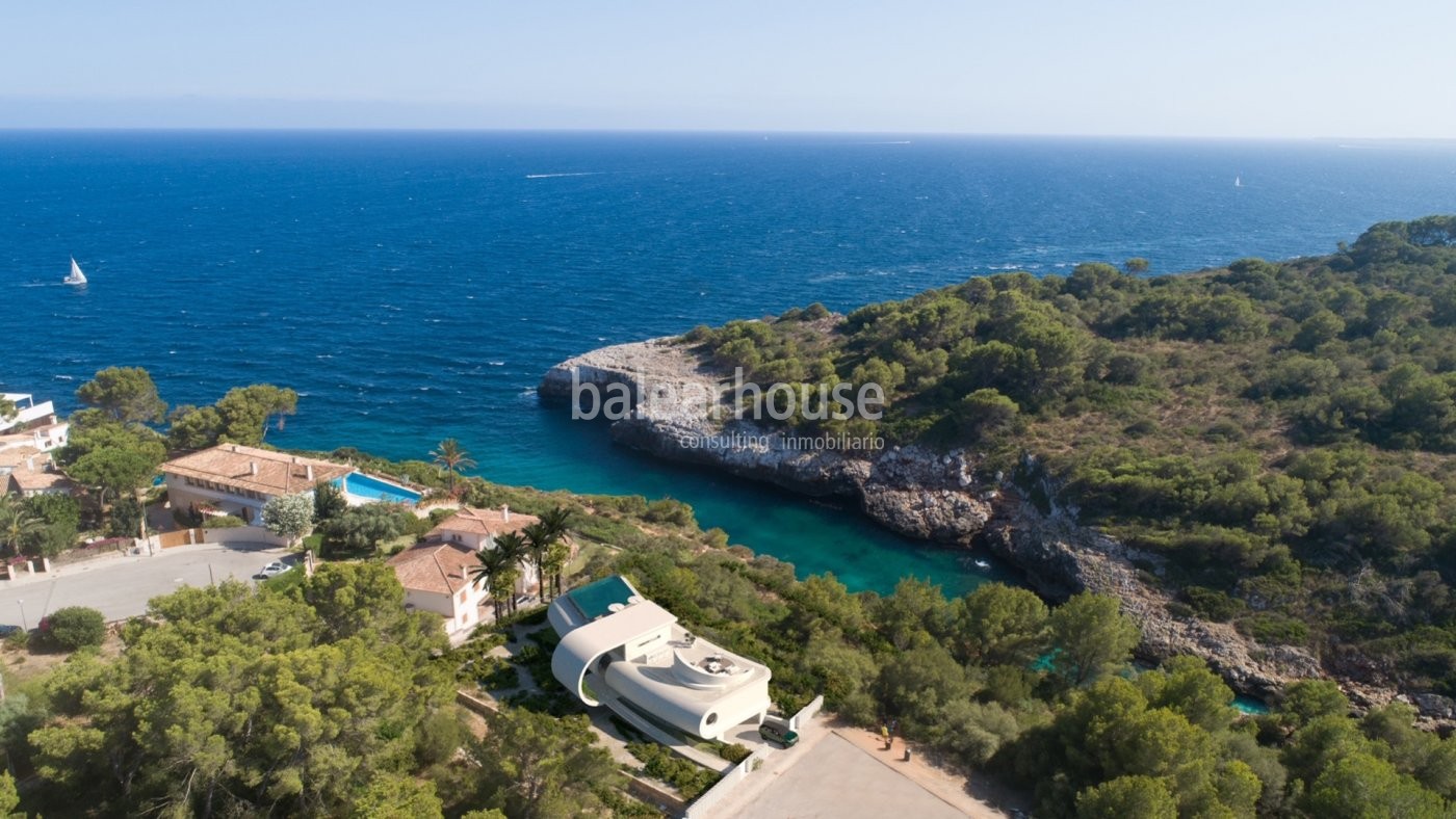 Extraordinaria villa única por su diseño y vistas ubicada en primera línea de mar en Porto Cristo.