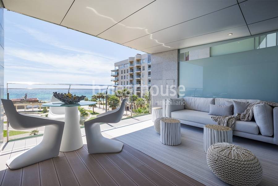 Vida frente al puerto de Portixol, la playa y el mar