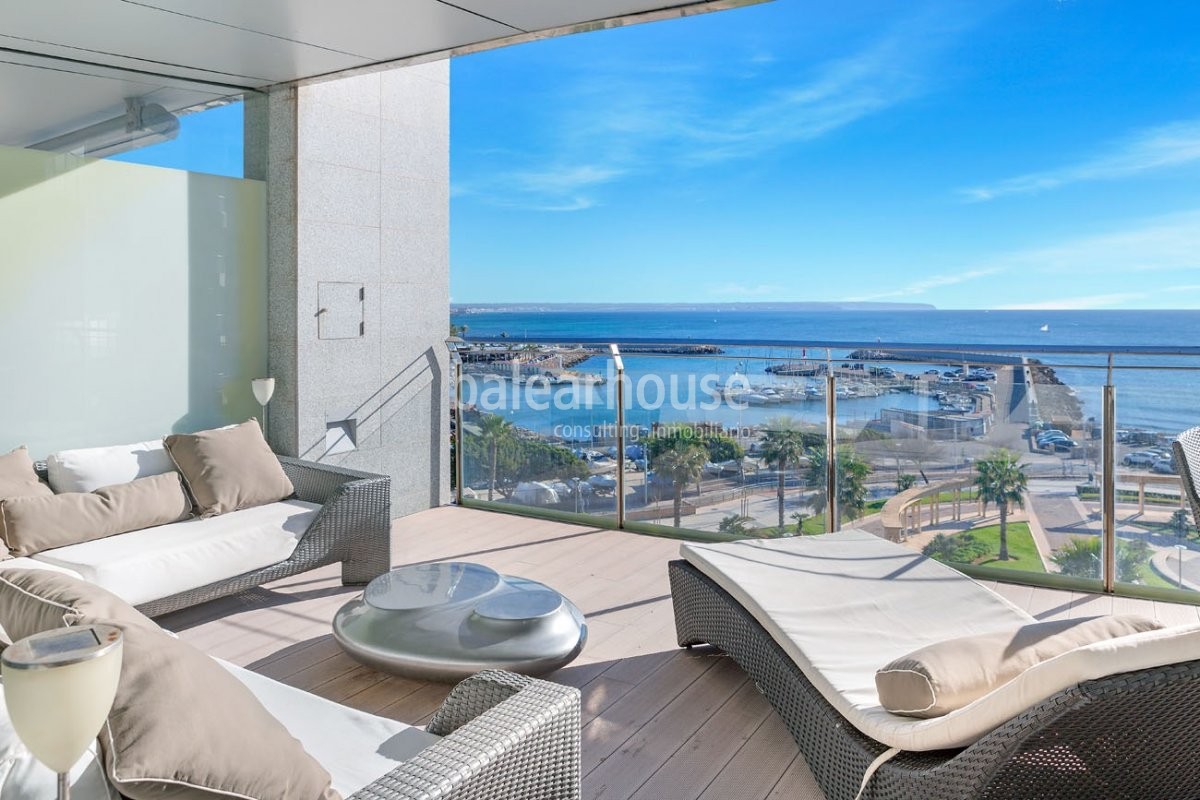 Contemporáneo piso que desde primera línea del Portixol se entrega a unas imponentes vistas al mar.