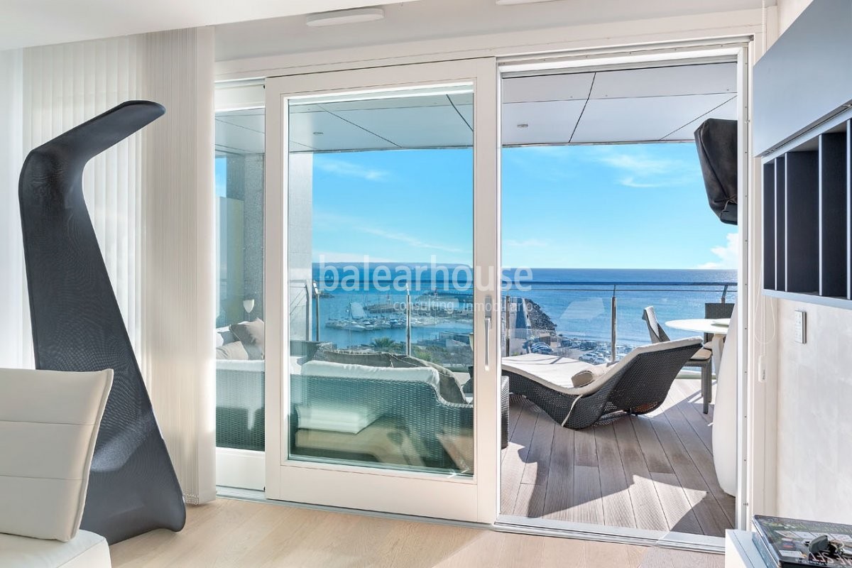 Contemporáneo piso que desde primera línea del Portixol se entrega a unas imponentes vistas al mar.