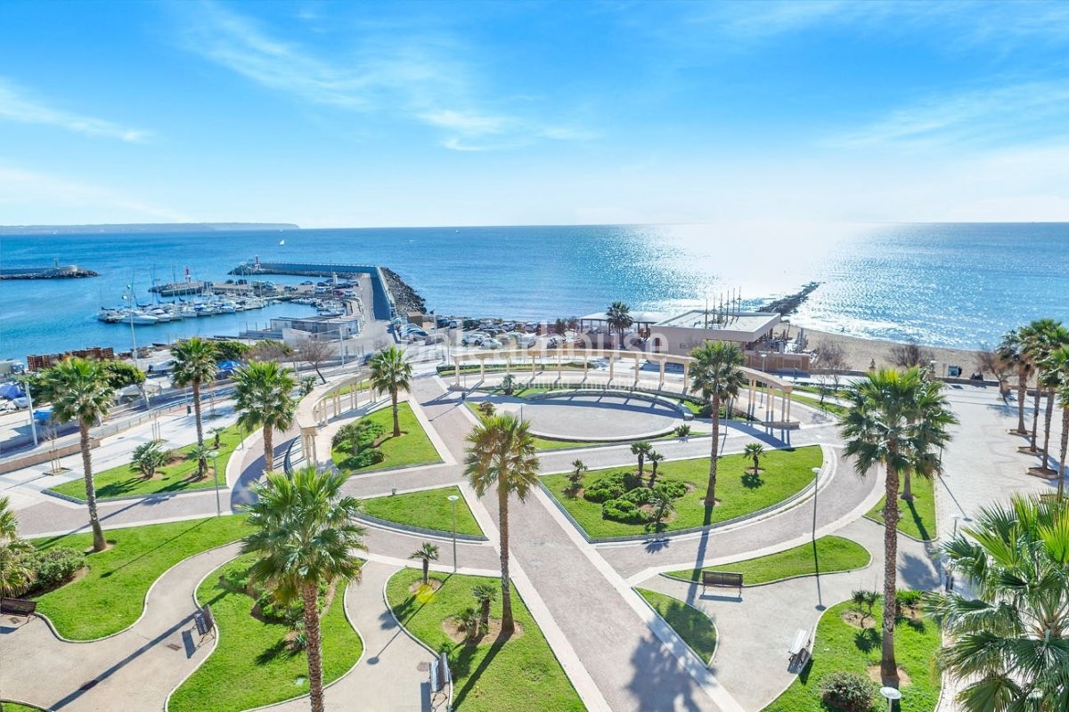 Contemporáneo piso que desde primera línea del Portixol se entrega a unas imponentes vistas al mar.