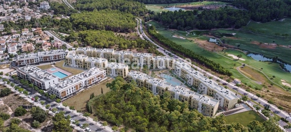 Viviendas de obra nueva junto al golf en Palma dentro de un cuidado complejo con piscina y jardines.