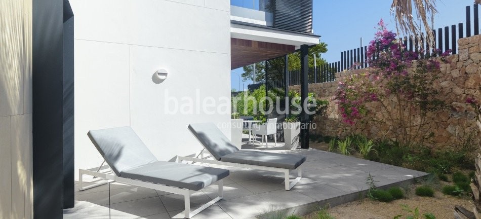 New construction homes next to golf in Palma within an exclusive complex with pool and gardens.