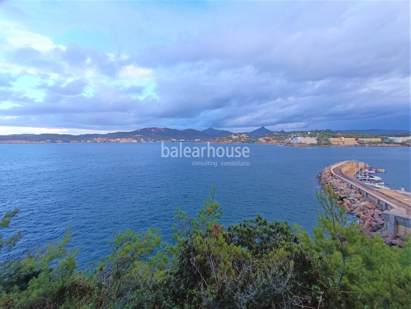 Grundstück in erster Linie mit direktem Zugang zum Hafen von Santa Ponsa und spektakulärem Meerblick