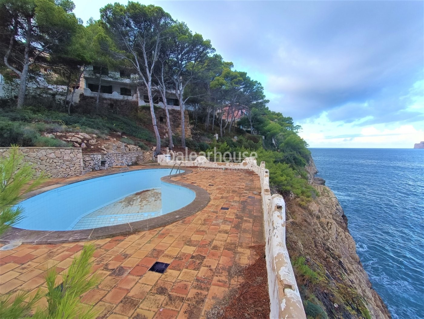 Grundstück in erster Linie mit direktem Zugang zum Hafen von Santa Ponsa und spektakulärem Meerblick