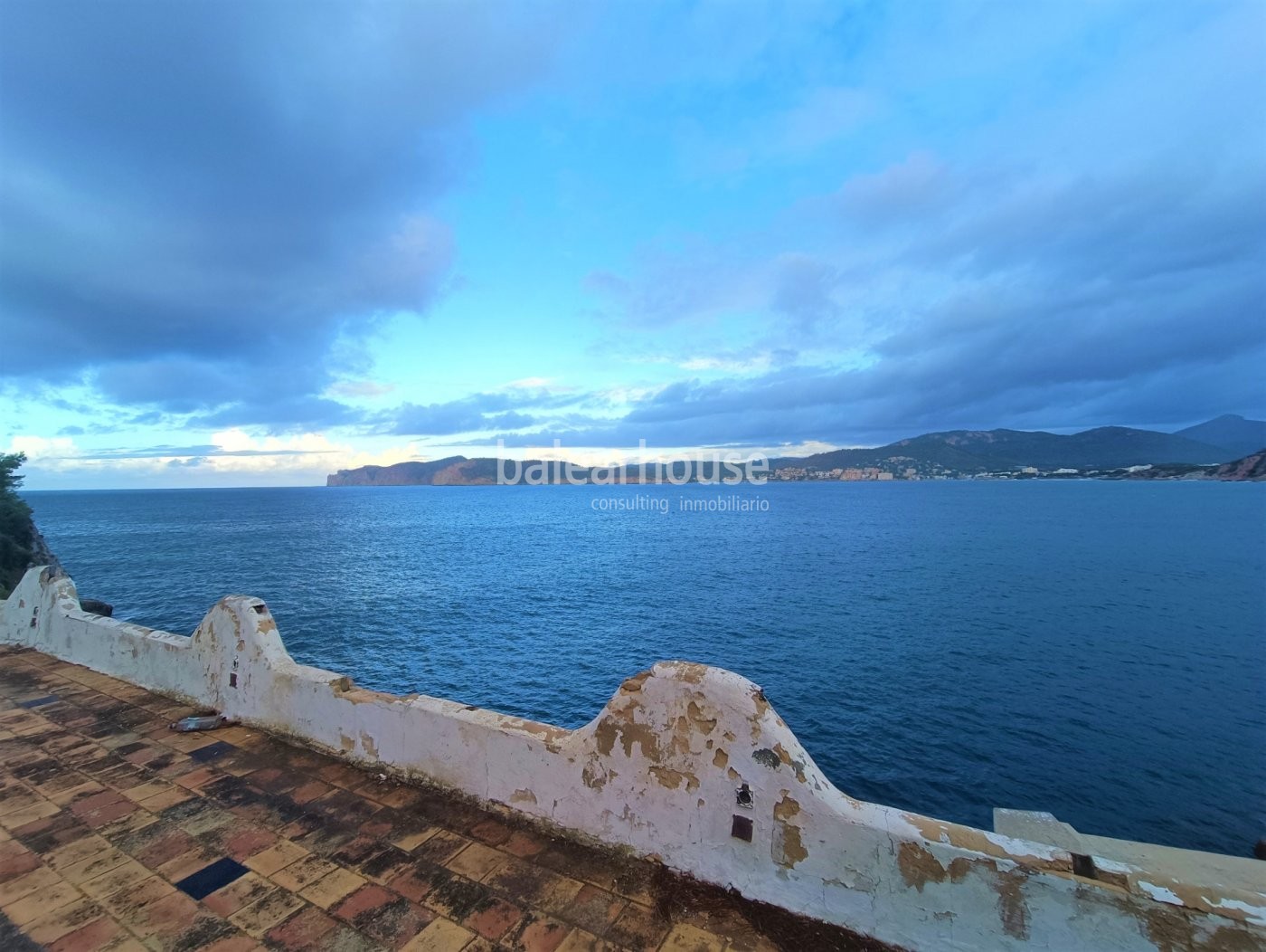 Grundstück in erster Linie mit direktem Zugang zum Hafen von Santa Ponsa und spektakulärem Meerblick