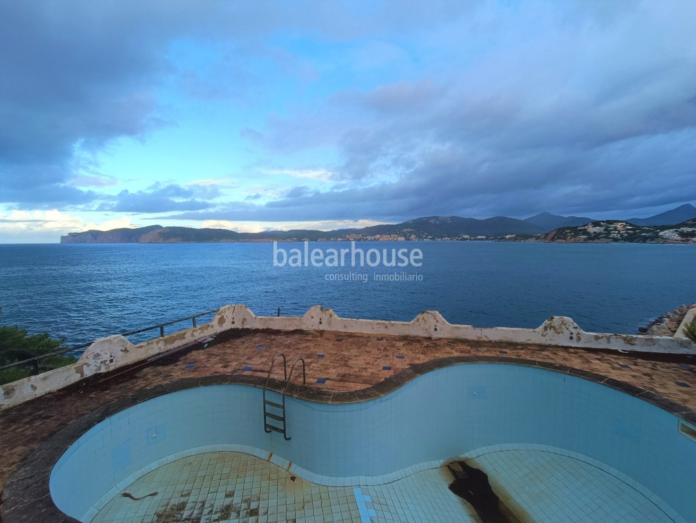 Seafrot plot with direct access to the harbour of Santa Ponsa and spectacular sea views