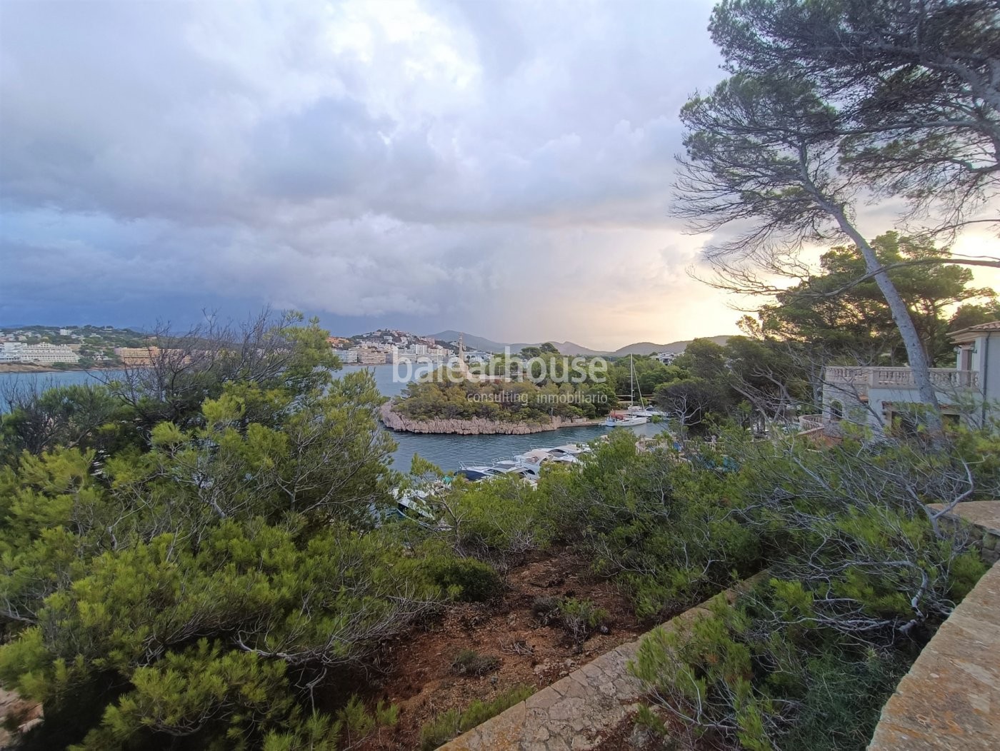 Grundstück in erster Linie mit direktem Zugang zum Hafen von Santa Ponsa und spektakulärem Meerblick