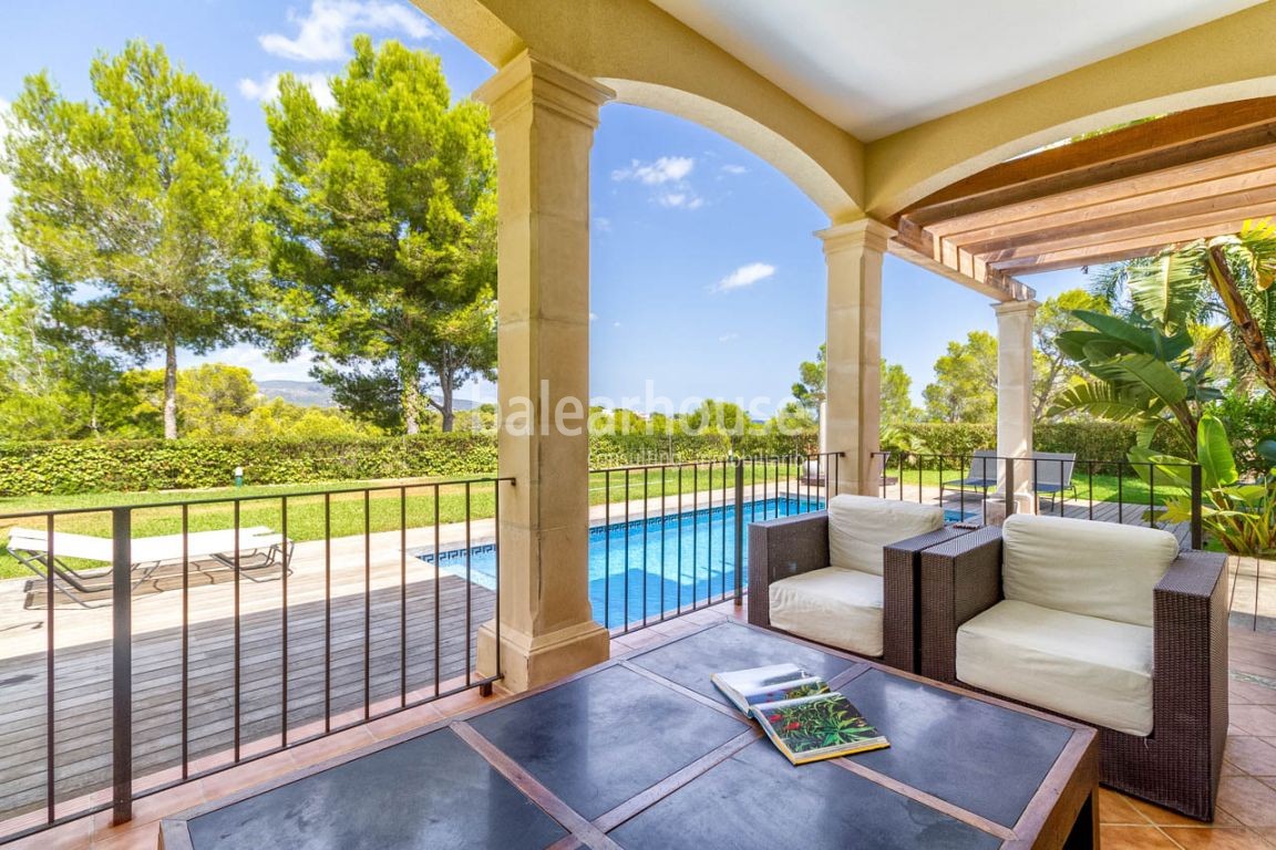 Prächtige Villa in Meeresnähe mit hoher Qualität, Schwimmbad und großem Garten in Cala Vinyes