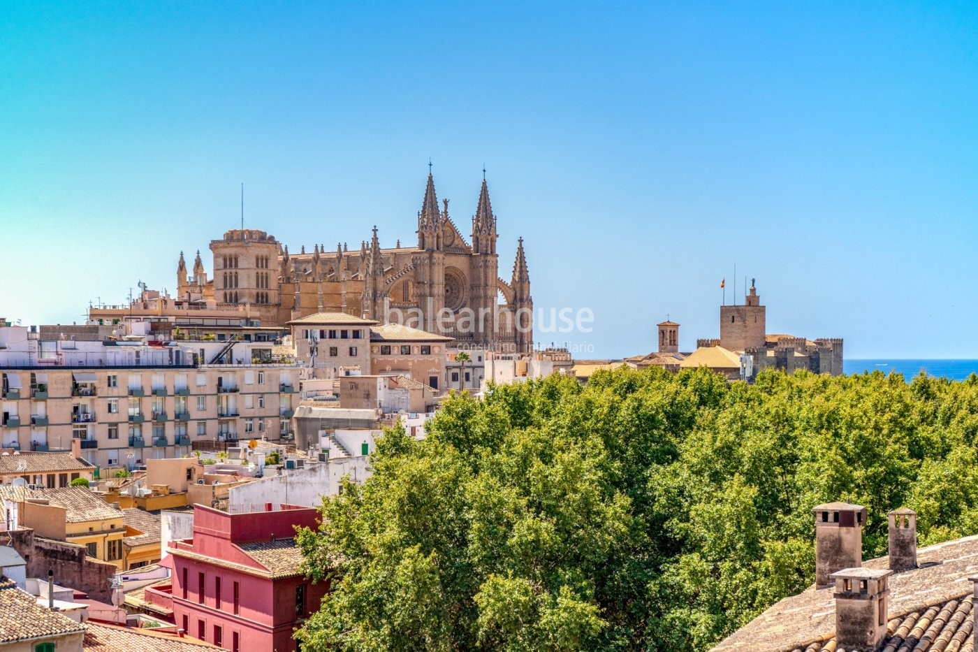 Excellent penthouse of large dimensions with views that embrace the entire noble centre of Palma.