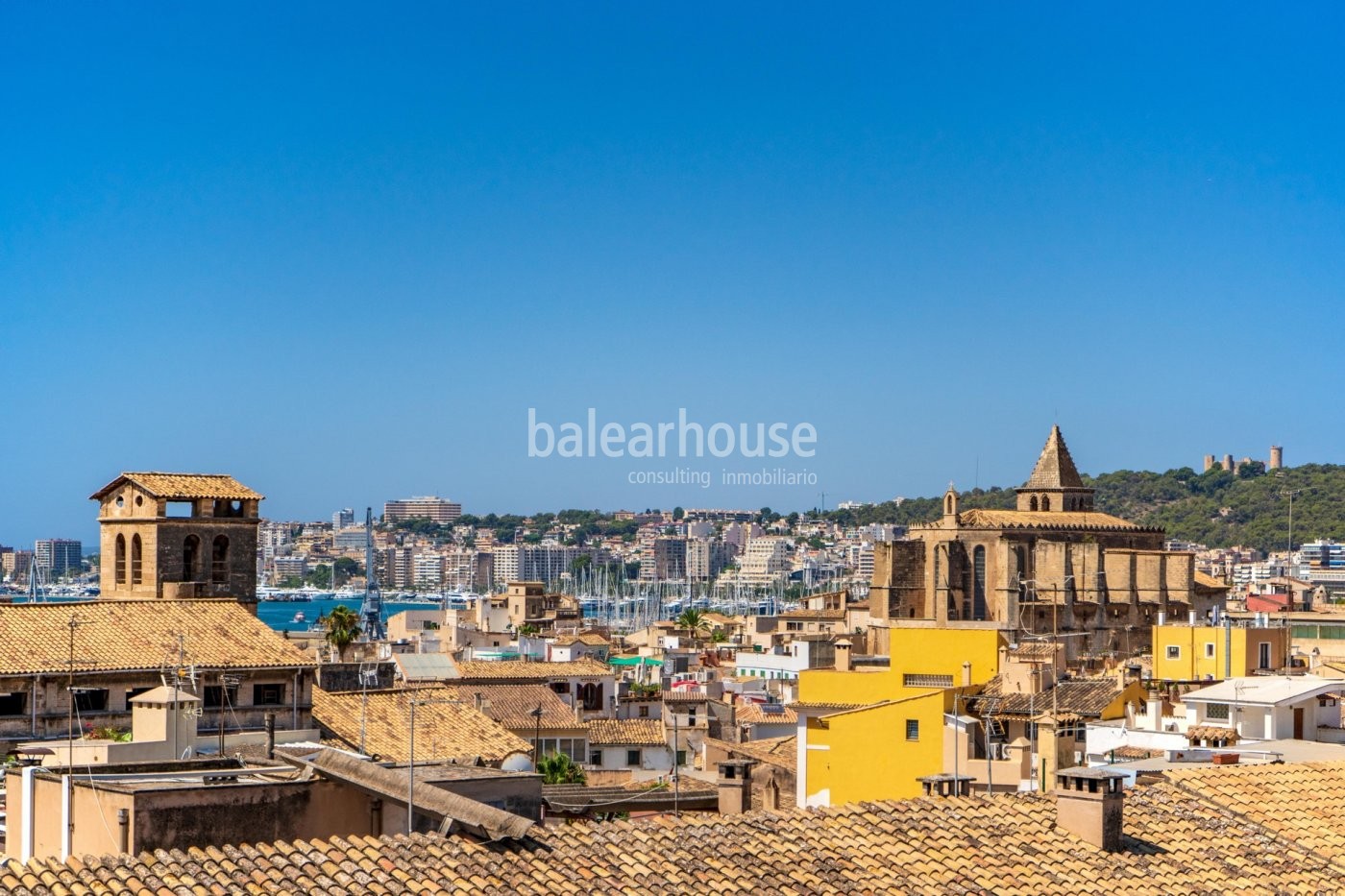 Excellent penthouse of large dimensions with views that embrace the entire noble centre of Palma.