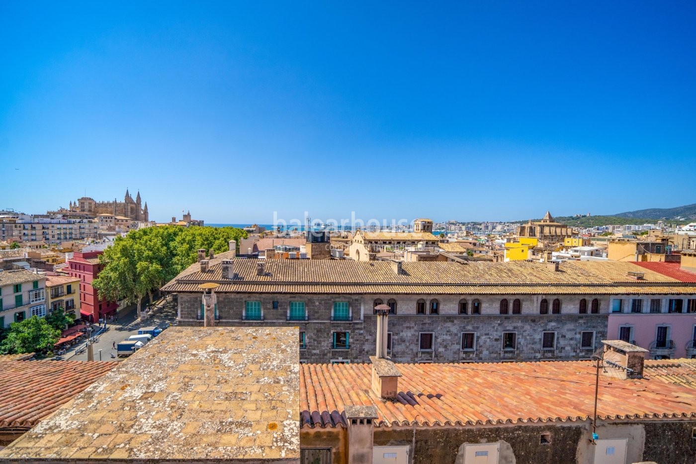 Excellent penthouse of large dimensions with views that embrace the entire noble centre of Palma.