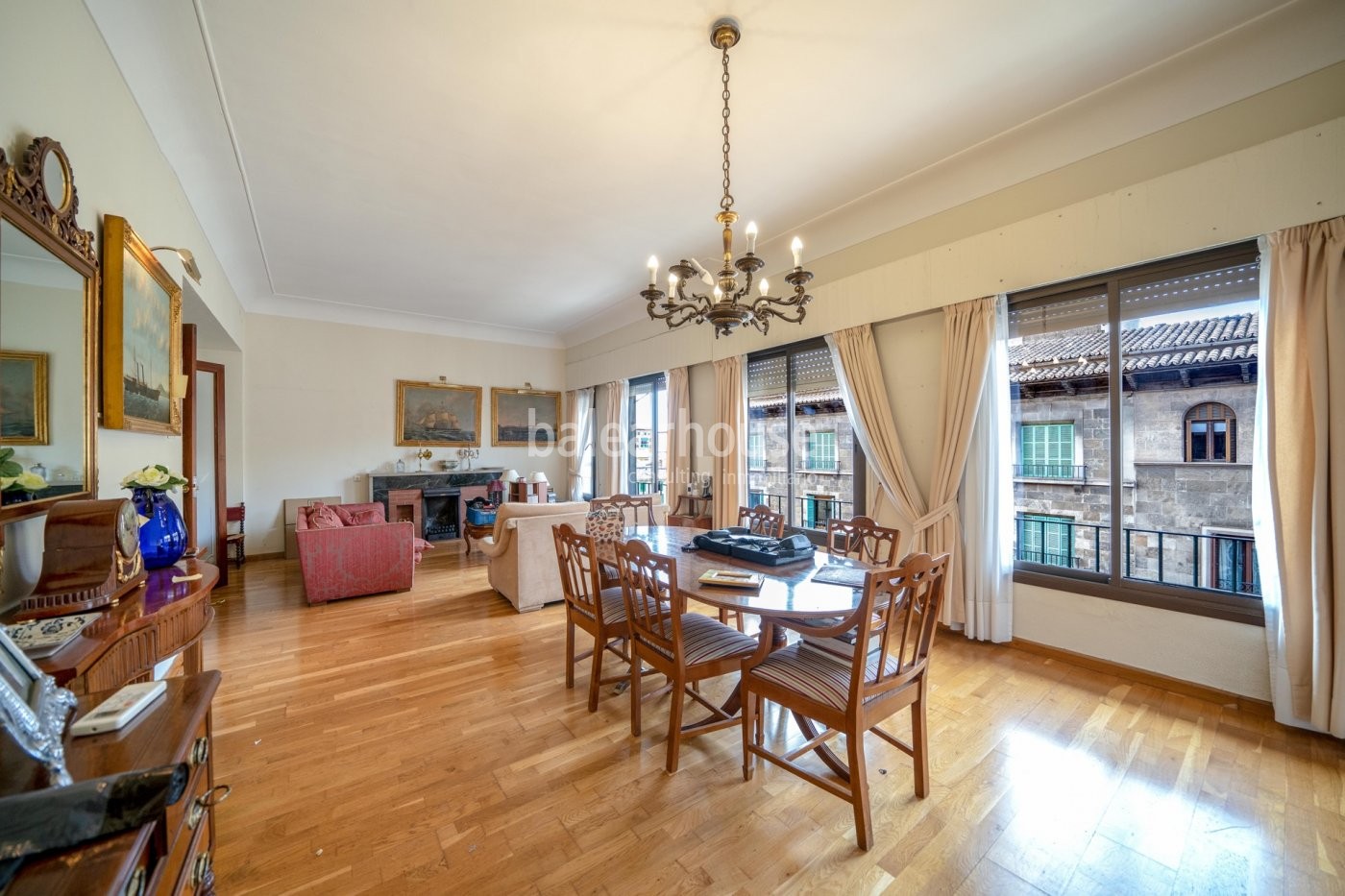 Excellent penthouse of large dimensions with views that embrace the entire noble centre of Palma.