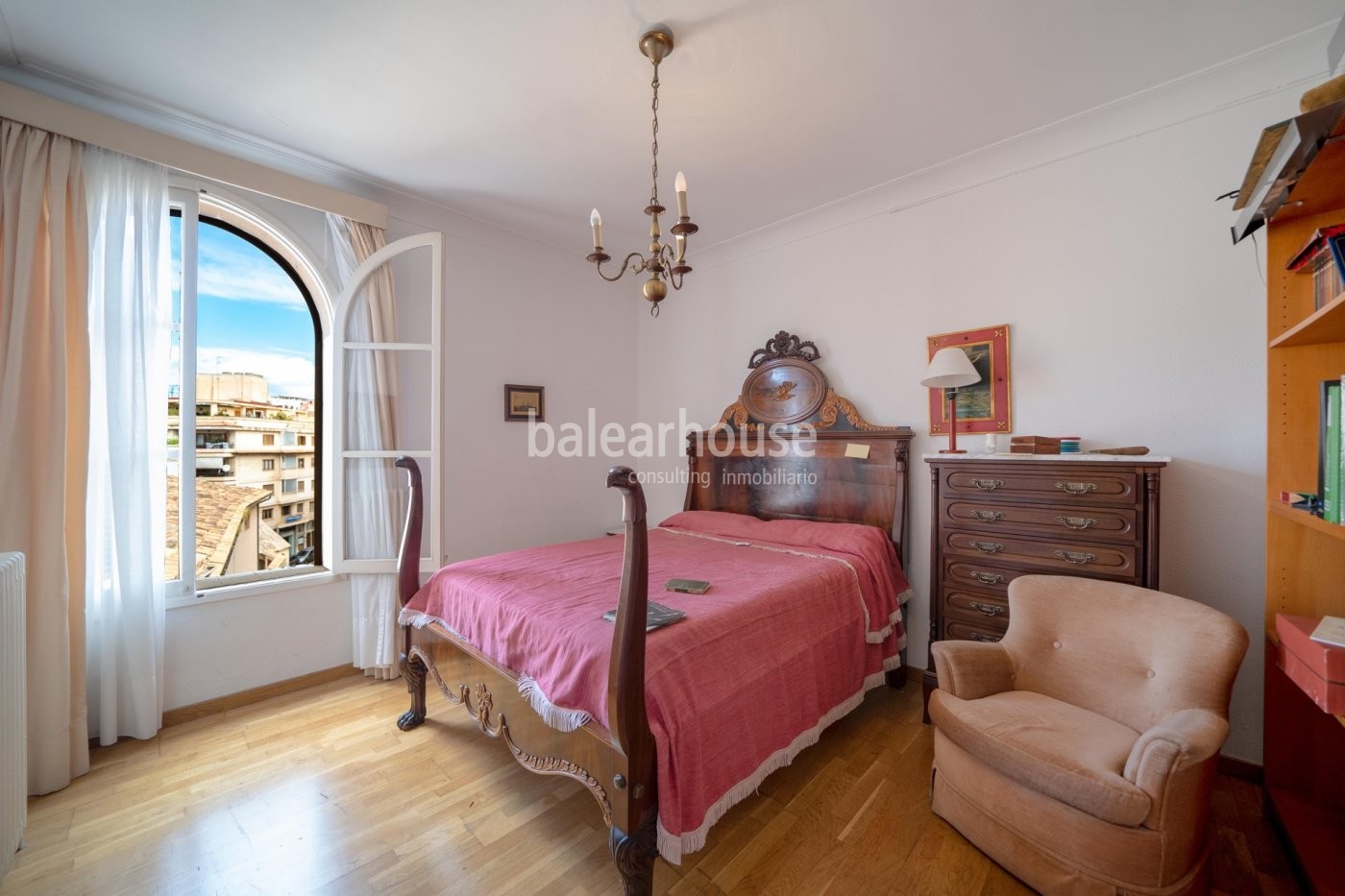 Excellent penthouse of large dimensions with views that embrace the entire noble centre of Palma.