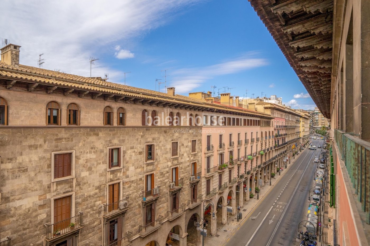 Excellent penthouse of large dimensions with views that embrace the entire noble centre of Palma.