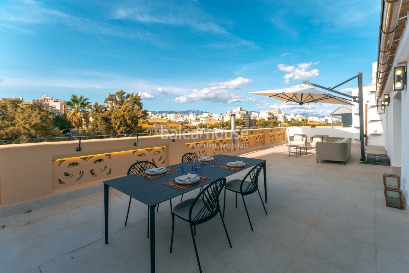 Ausgezeichnetes modernes Penthouse mit großer Terrasse und Blick auf die Stadt.