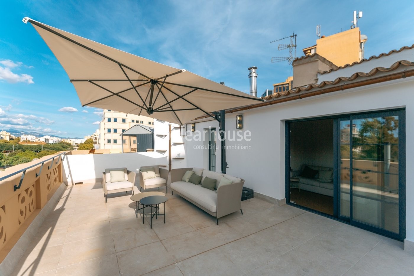 Ausgezeichnetes modernes Penthouse mit großer Terrasse und Blick auf die Stadt.