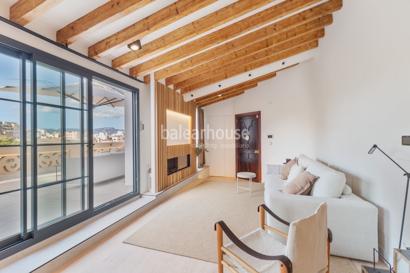 Ausgezeichnetes modernes Penthouse mit großer Terrasse und Blick auf die Stadt.