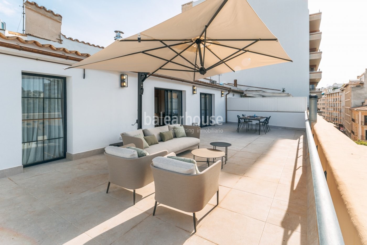 Ausgezeichnetes modernes Penthouse mit großer Terrasse und Blick auf die Stadt.