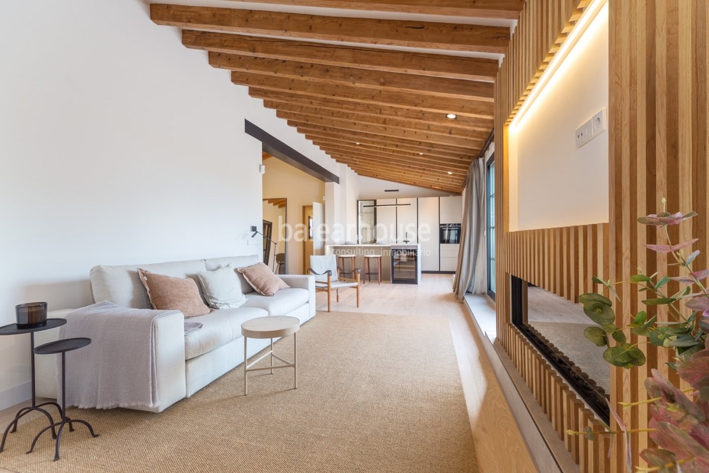 Ausgezeichnetes modernes Penthouse mit großer Terrasse und Blick auf die Stadt.