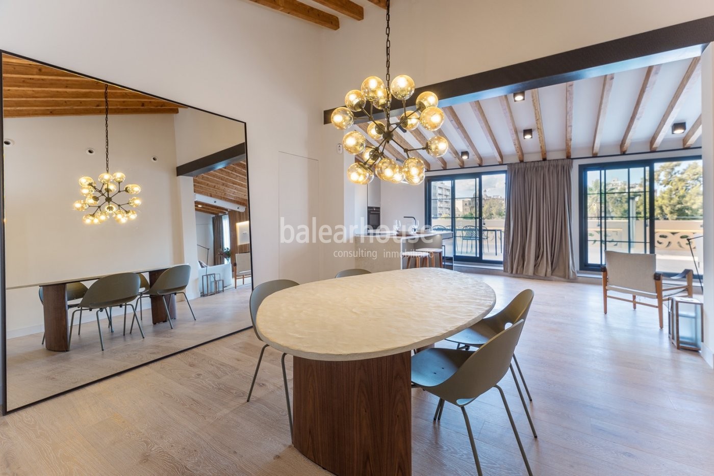 Ausgezeichnetes modernes Penthouse mit großer Terrasse und Blick auf die Stadt.