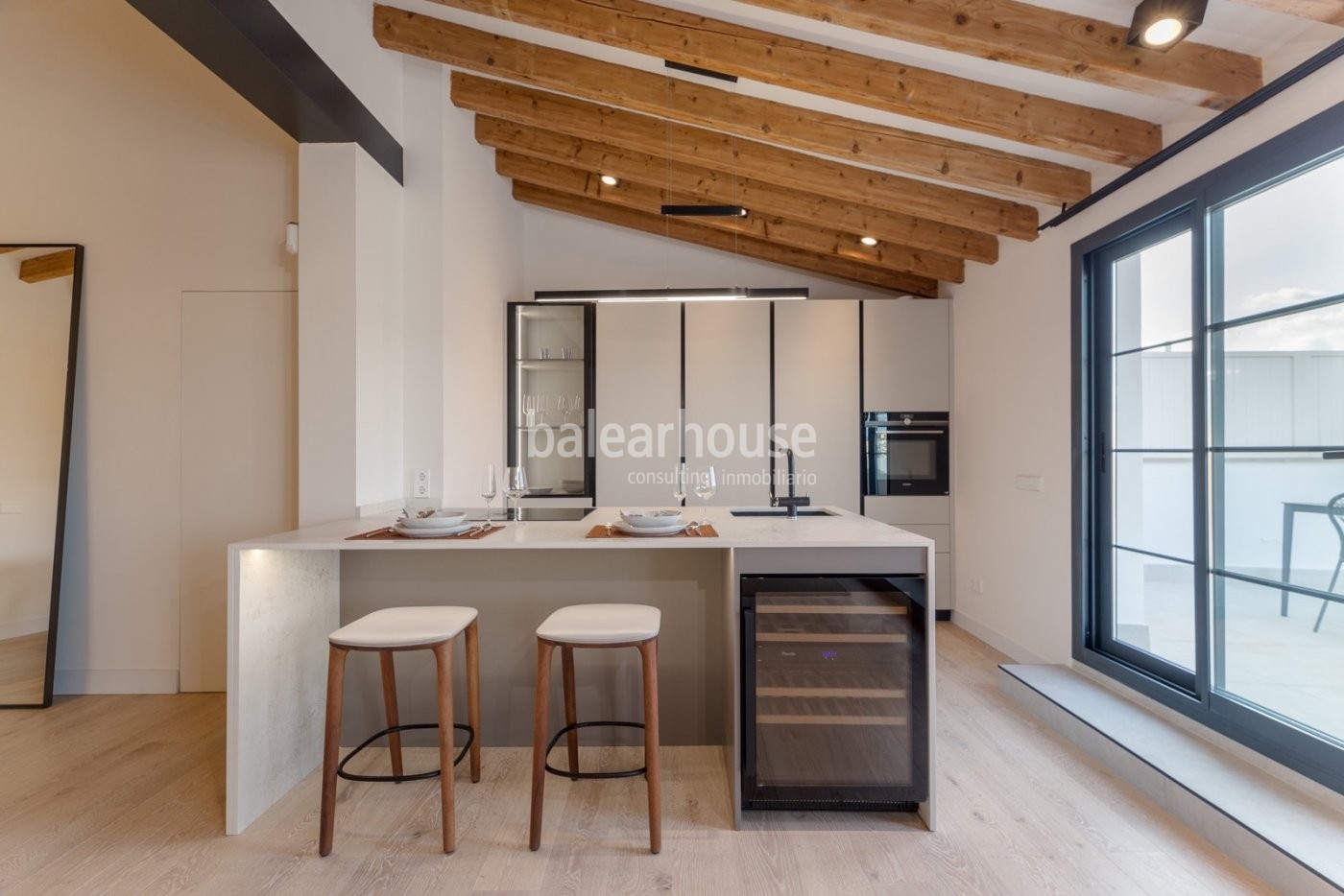 Ausgezeichnetes modernes Penthouse mit großer Terrasse und Blick auf die Stadt.