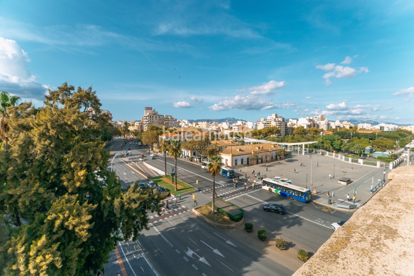 Ausgezeichnetes modernes Penthouse mit großer Terrasse und Blick auf die Stadt.