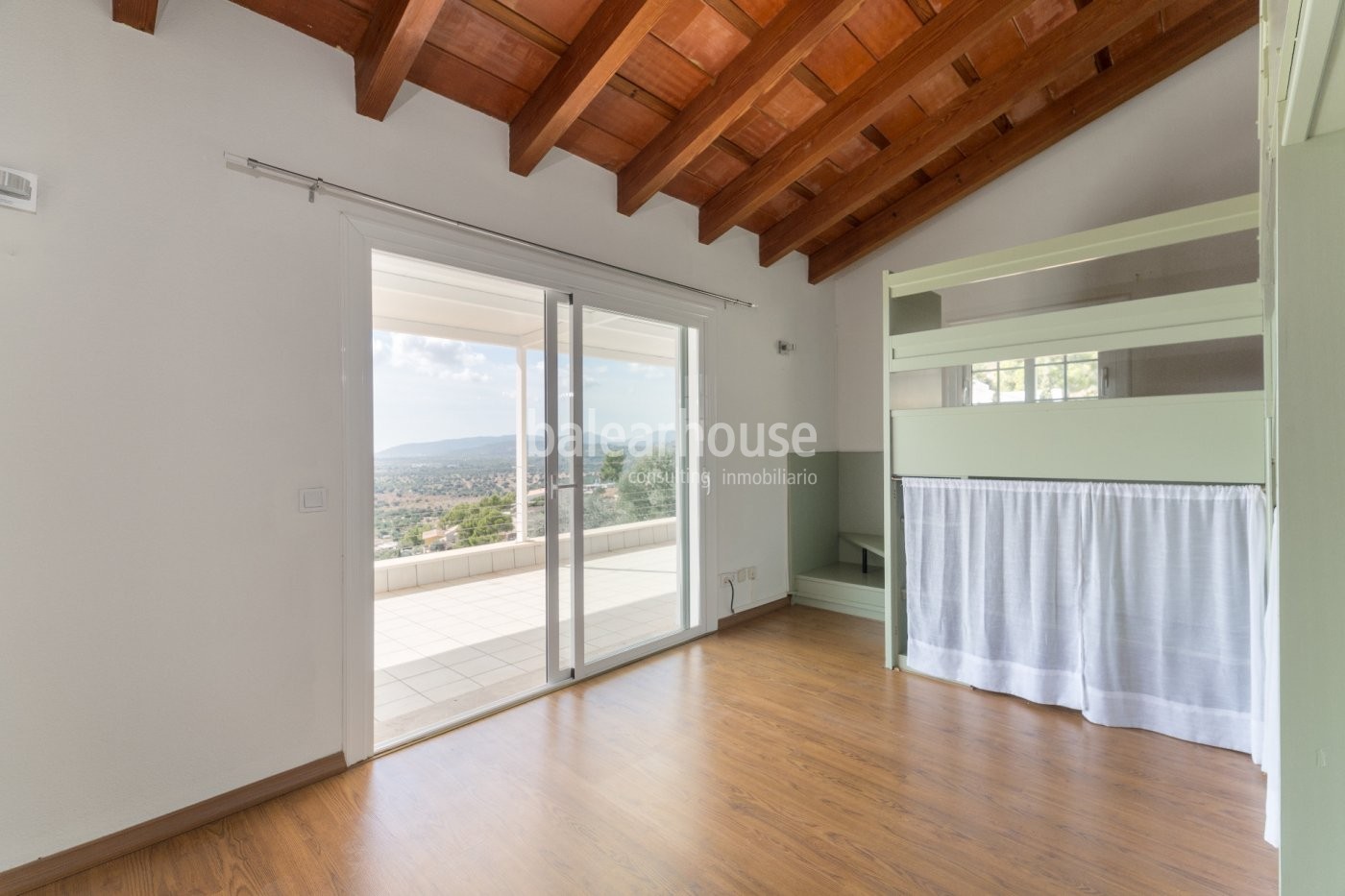 Preciosa villa mediterránea en Bunyola con grandes vistas a la montaña y al mar.