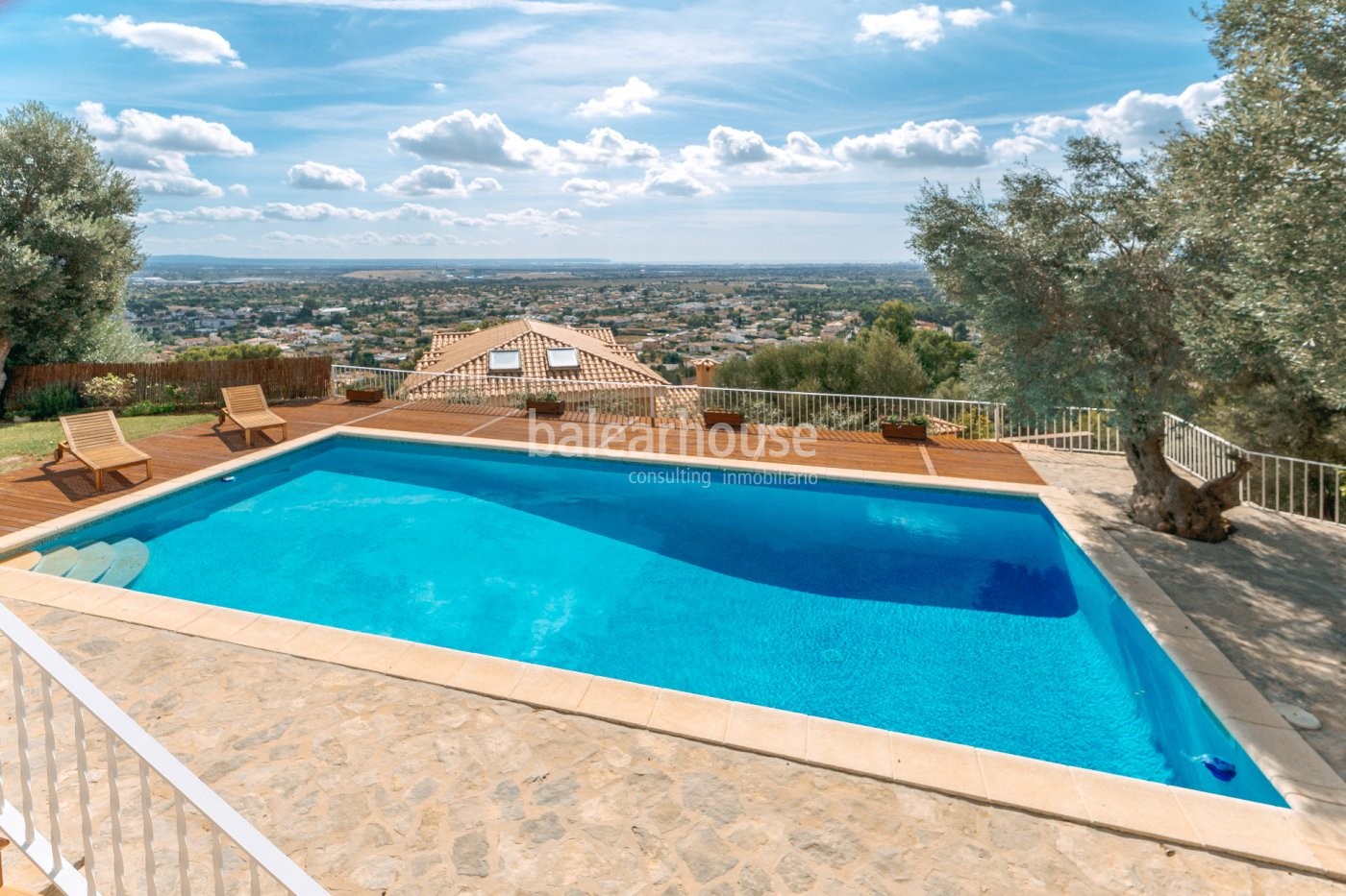 Preciosa villa mediterránea en Bunyola con grandes vistas a la montaña y al mar.