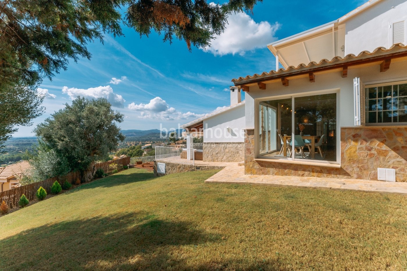 Preciosa villa mediterránea en Bunyola con grandes vistas a la montaña y al mar.