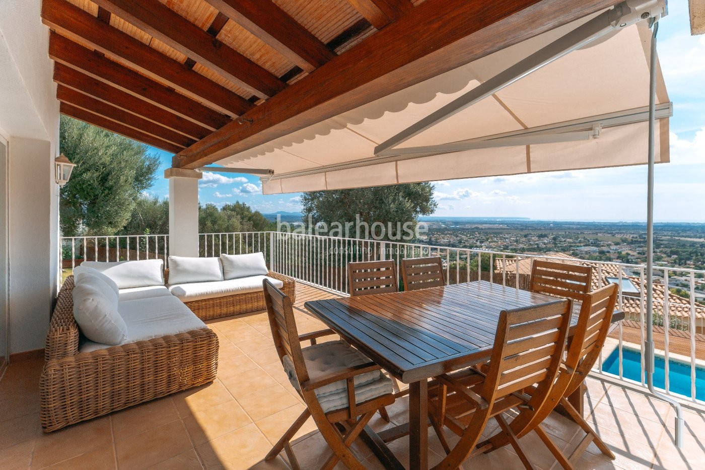 Preciosa villa mediterránea en Bunyola con grandes vistas a la montaña y al mar.