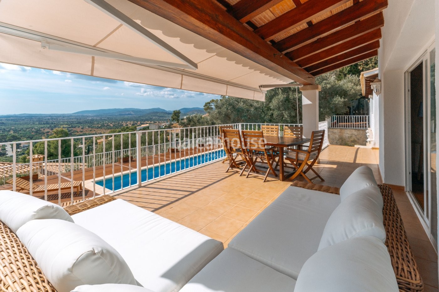Schöne mediterrane Villa in Bunyola mit herrlichem Blick auf die Berge und das Meer.