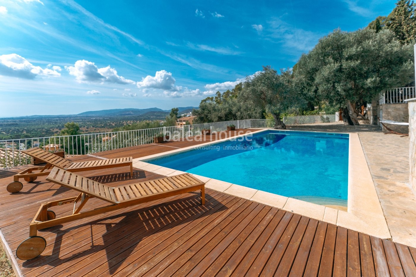 Schöne mediterrane Villa in Bunyola mit herrlichem Blick auf die Berge und das Meer.