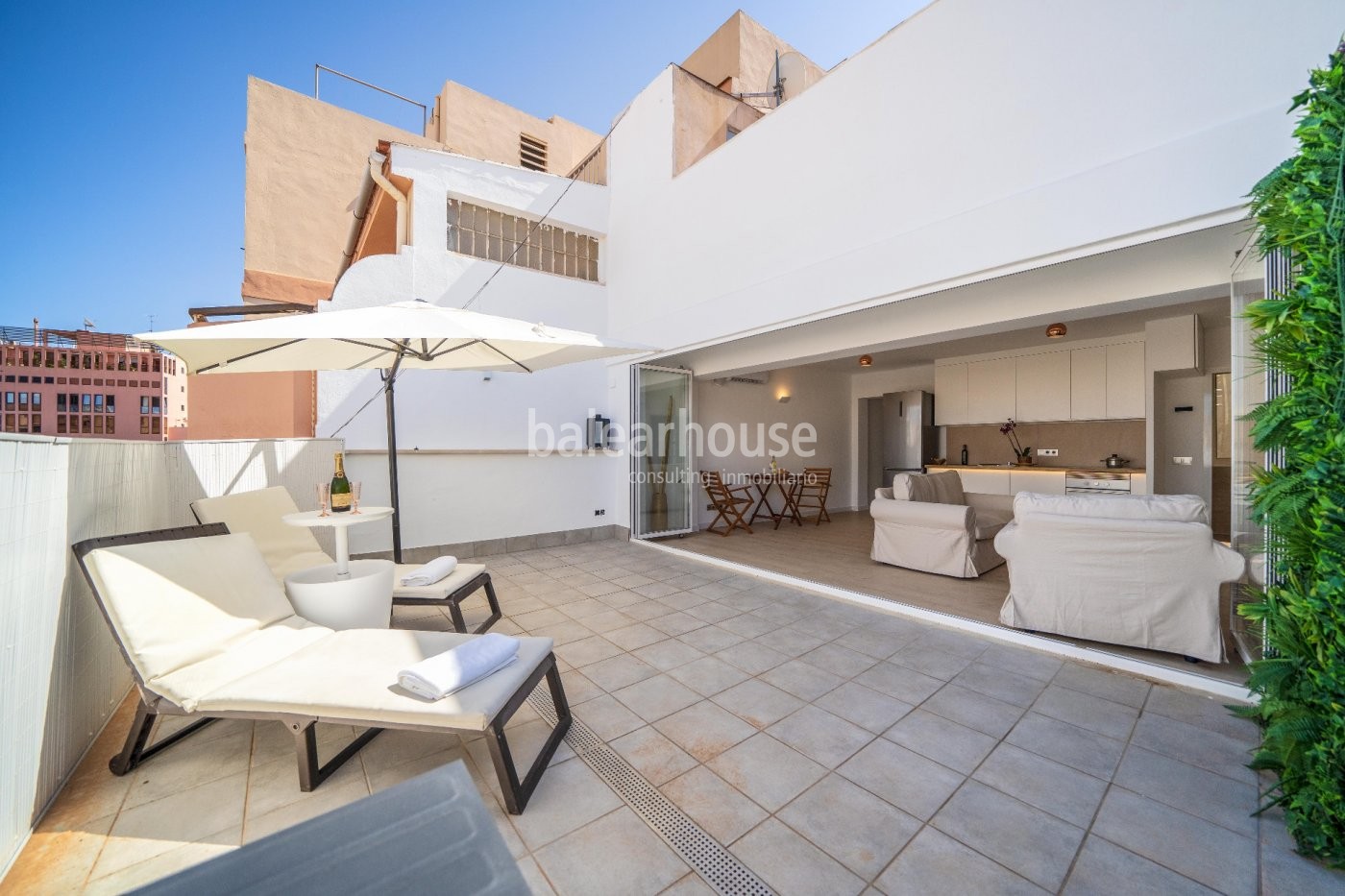 Ausgezeichnetes Penthouse im Zentrum von Palma mit einer großen Terrasse und hellen Innenräumen.